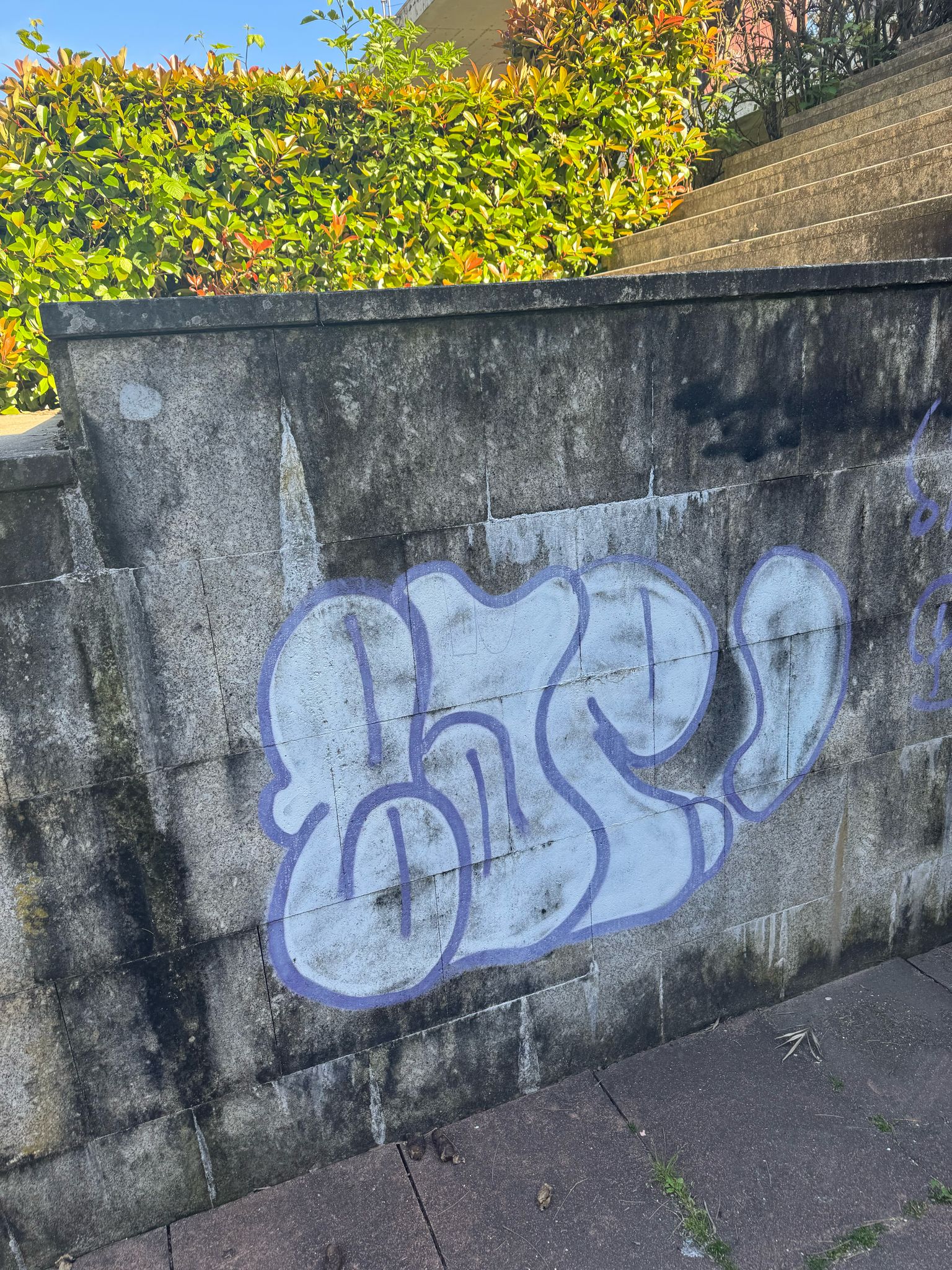 Parede com graffiti e sujidade antes da limpeza